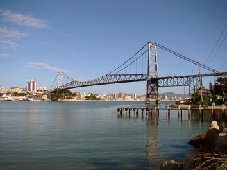 Fonte: https://pt.wikipedia.org/wiki/Ficheiro:Ponte_Herc%C3%ADlio_Luz_Florianopolis.jpg